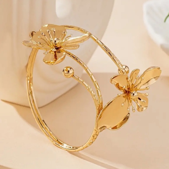 Anthropologie Jewelry - 18K Gold Plated Floral Design Bracelet